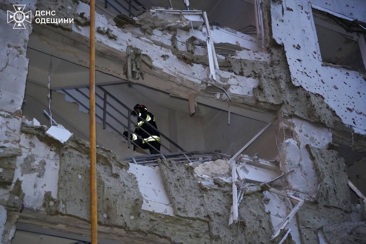 Ворог вдарив по багатоповерхівці в Одесі