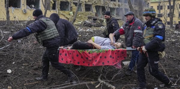 Українські фотографи здобули Пулітцерівську премію за кадри з Маріуполя