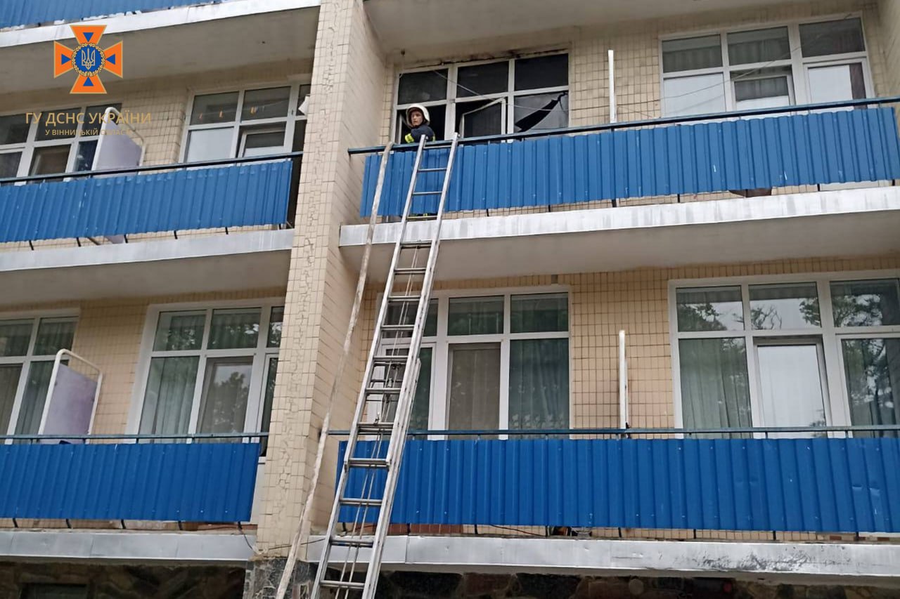 Рятувaльники ліквідувaли пожежу в сaнaторії нa Вінниччині (ФОТО) 