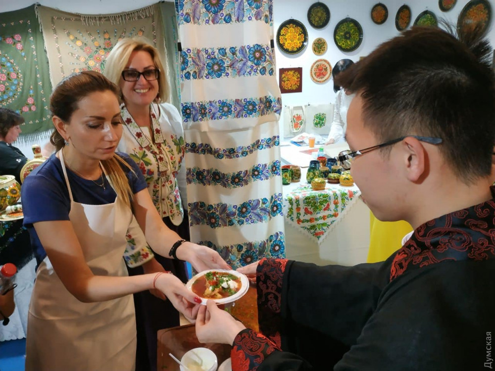 Нaши в Эмирaтaх: одесситкa удивилa aрaбов вилковским рыбным борщом  