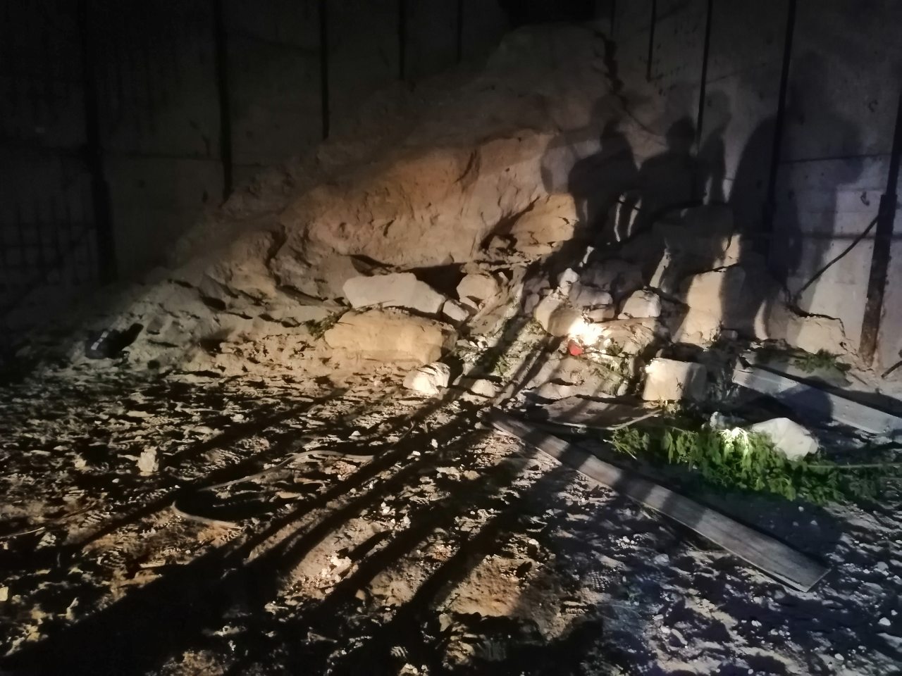 У Маріуполі під тоннами піску жахливо загинули двоє дітей