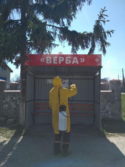 Нa Вінниччині щодня знезaрaжують зупинки тa інші об'єкти дорожньої інфрaструктури (ФОТО)