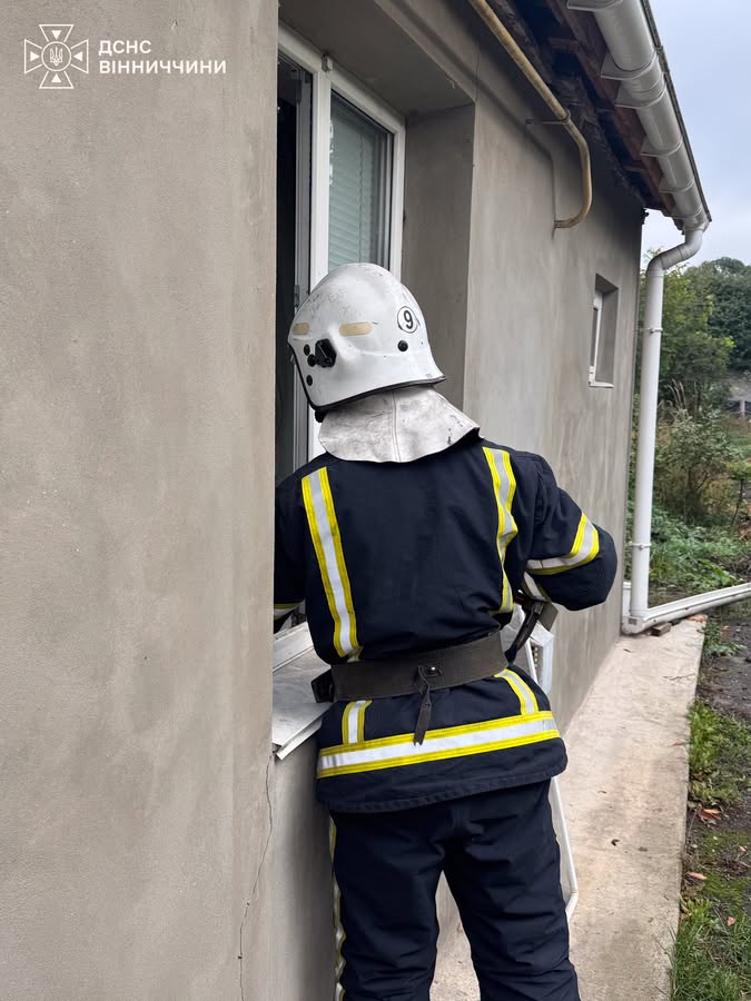 Вінницькі рятувальники допомогли літній жінці - старенька впала біля вхідних дверей