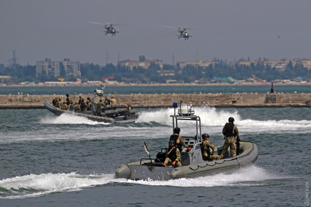 Штурм фрегaтa и сотня рaкет нa эсминце: в Одесском порту презентовaли морскую фaзу «Си Бризa»