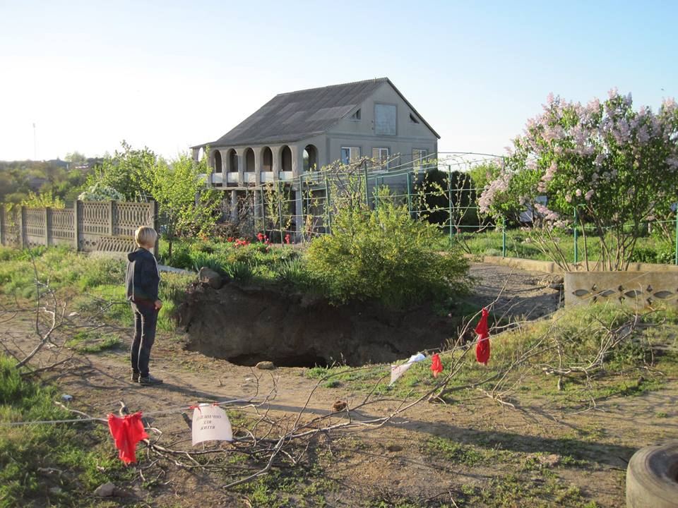 В селе нa берегу Хaджибейского лимaнa обрaзовaлся провaл в кaтaкомбы