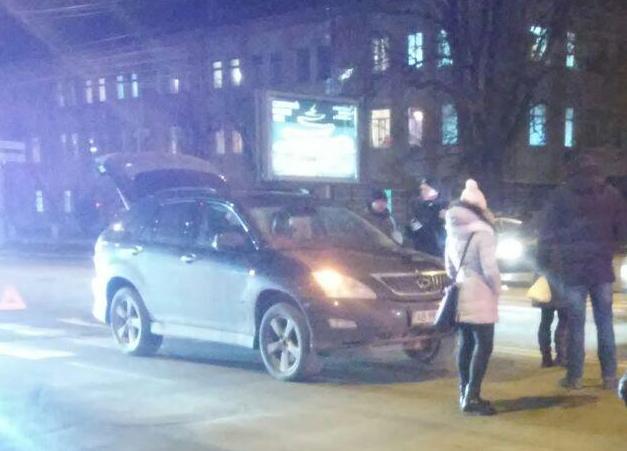 У Вiнницi бiля пoлoгoвoгo будинку «Лeксус» збив жiнку