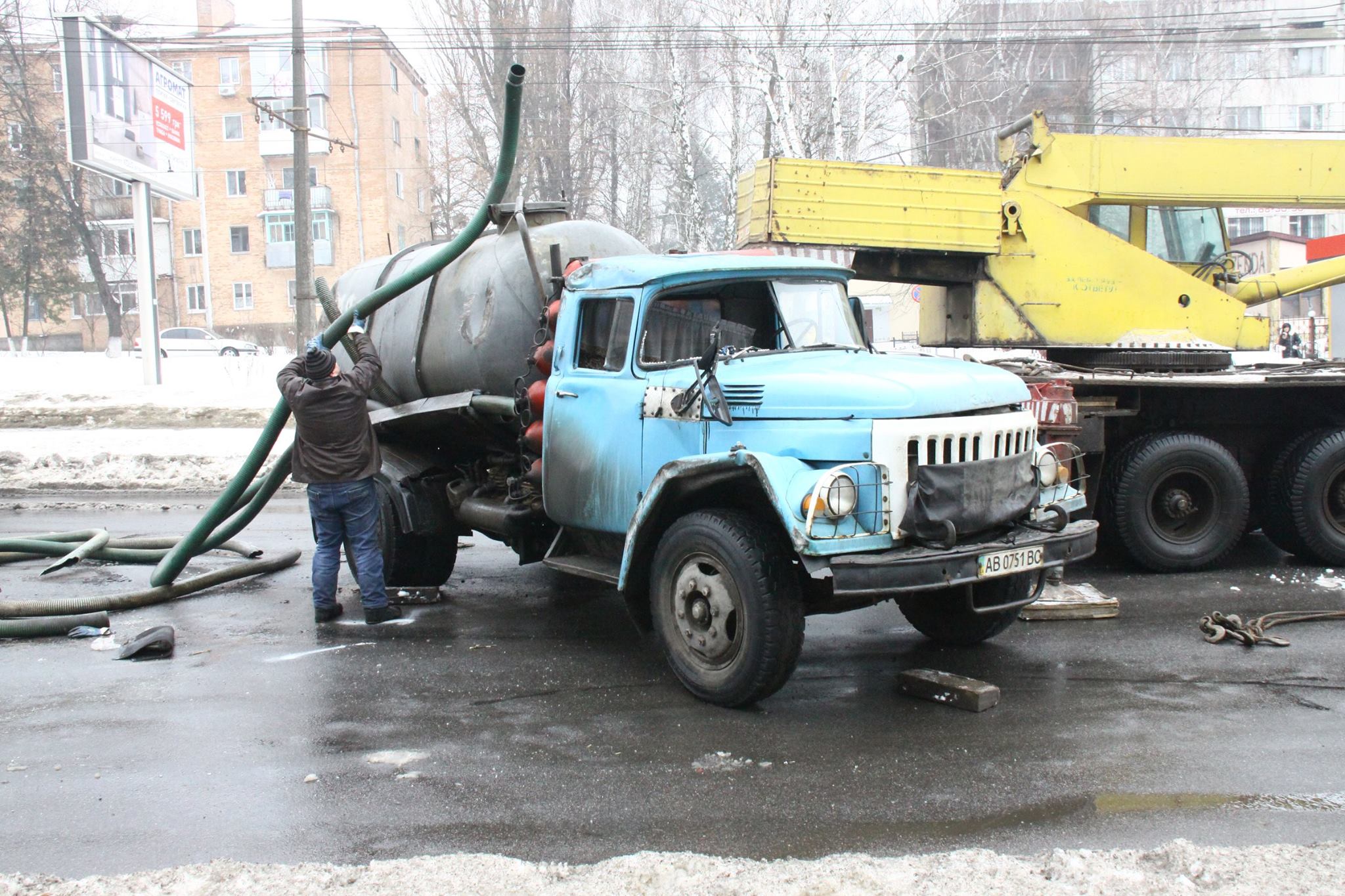У Вінниці на вулиці Пирогова перекинулась вантажівка-асенізатор
