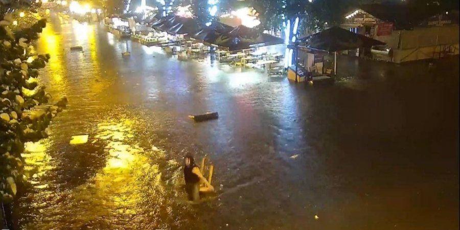 Одесу накрили аномальні дощі: затопило сотні автівок (відео)