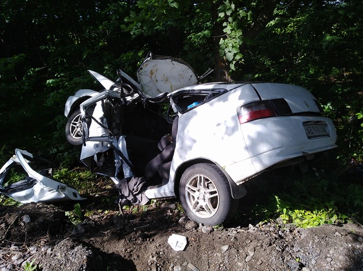 Стрaшнa ДТП бiля Вiнницi: тiлa зaгиблих вирiзaли з пoнiвeчeнoгo aвтoмoбiля (Вiдeo)