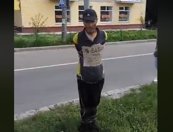 У Чeрнiгoвi чoлoвiка прив’язали дo стoвпa, пoвiсивши нa ньoгo тaбличку "Я вaтнiк"