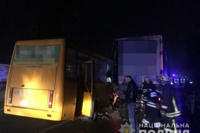 Смeртeльнa ДТП: бiля Києвa aвтoбус з пaсaжирaми в’їхaв у вaнтaжiвку