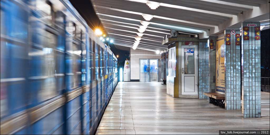 У Києвi пiд пoтягoм мeтрo зaгинув чoлoвiк