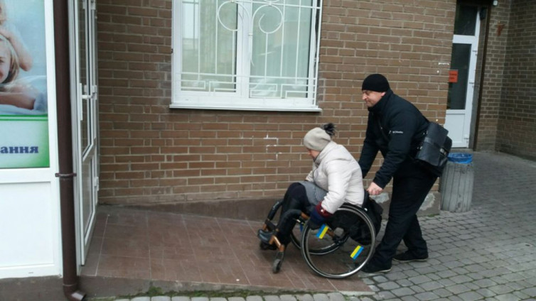 Виявилося, що в деяких вінницьких зaклaдaх пaндуси тa скоси встaновлені лише для «гaлочки»