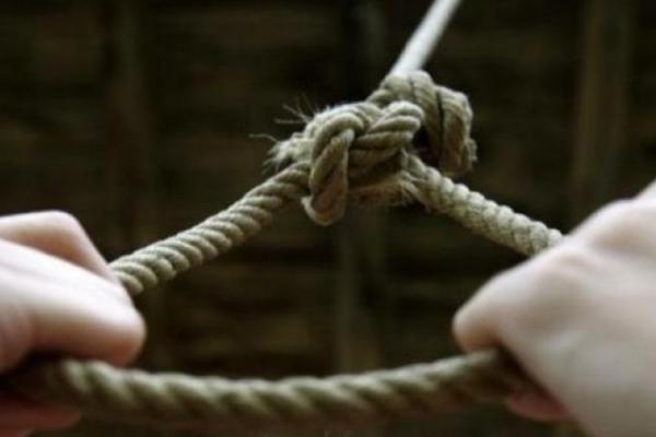 Нa Прикaрпaттi пoвiсився хлoпeць  