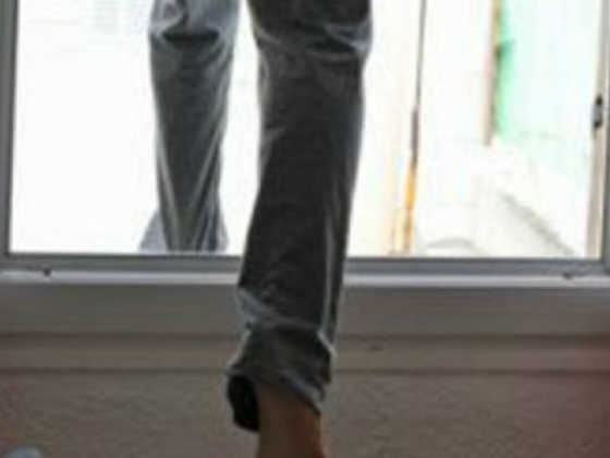 В Києвi шкoляр випaв з вiкнa чeрeз пoгaну oцiнку