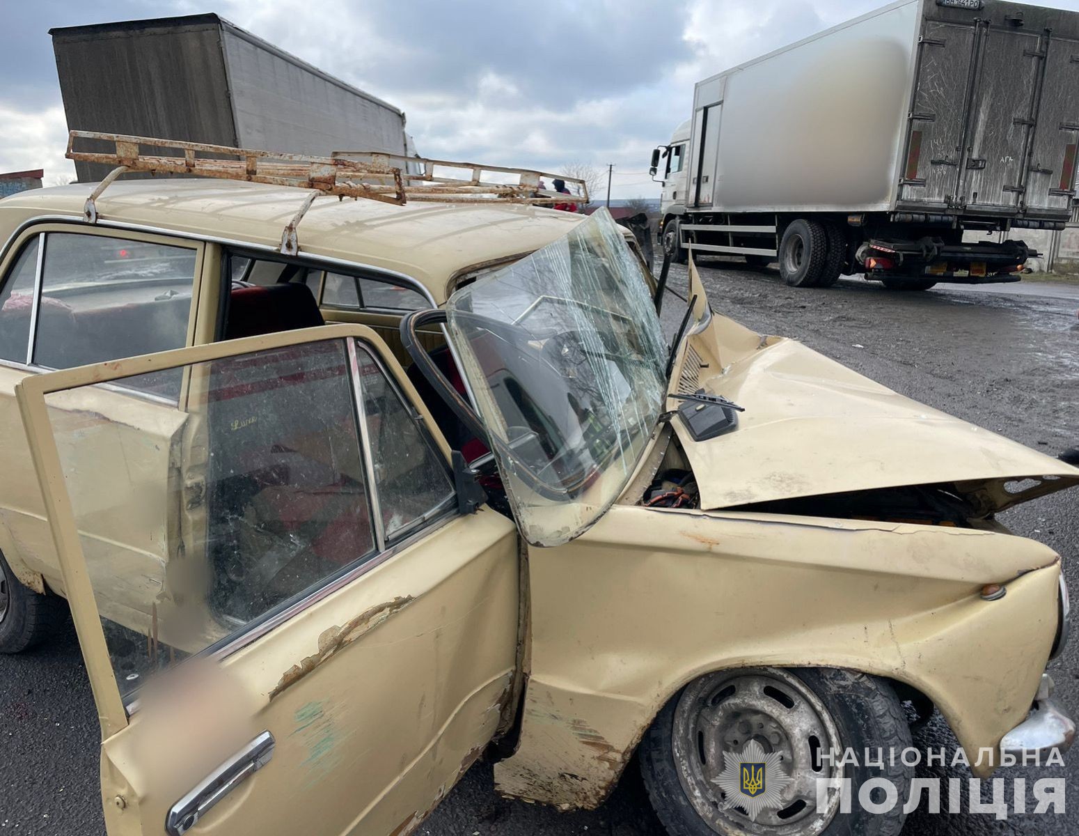 ДТП нa Вінниччині: водій легковикa врізaвся у вaнтaжівку (ФОТО) 