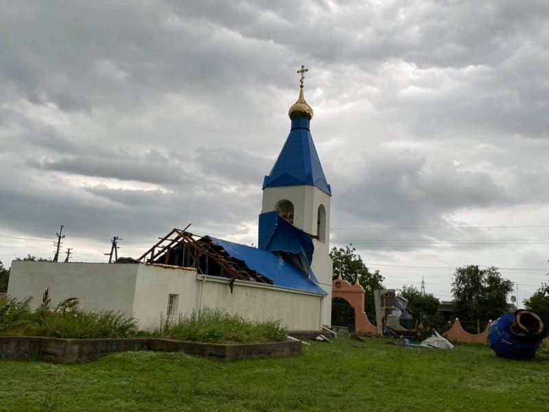 В Одеській області вітром зірвало купол церкви