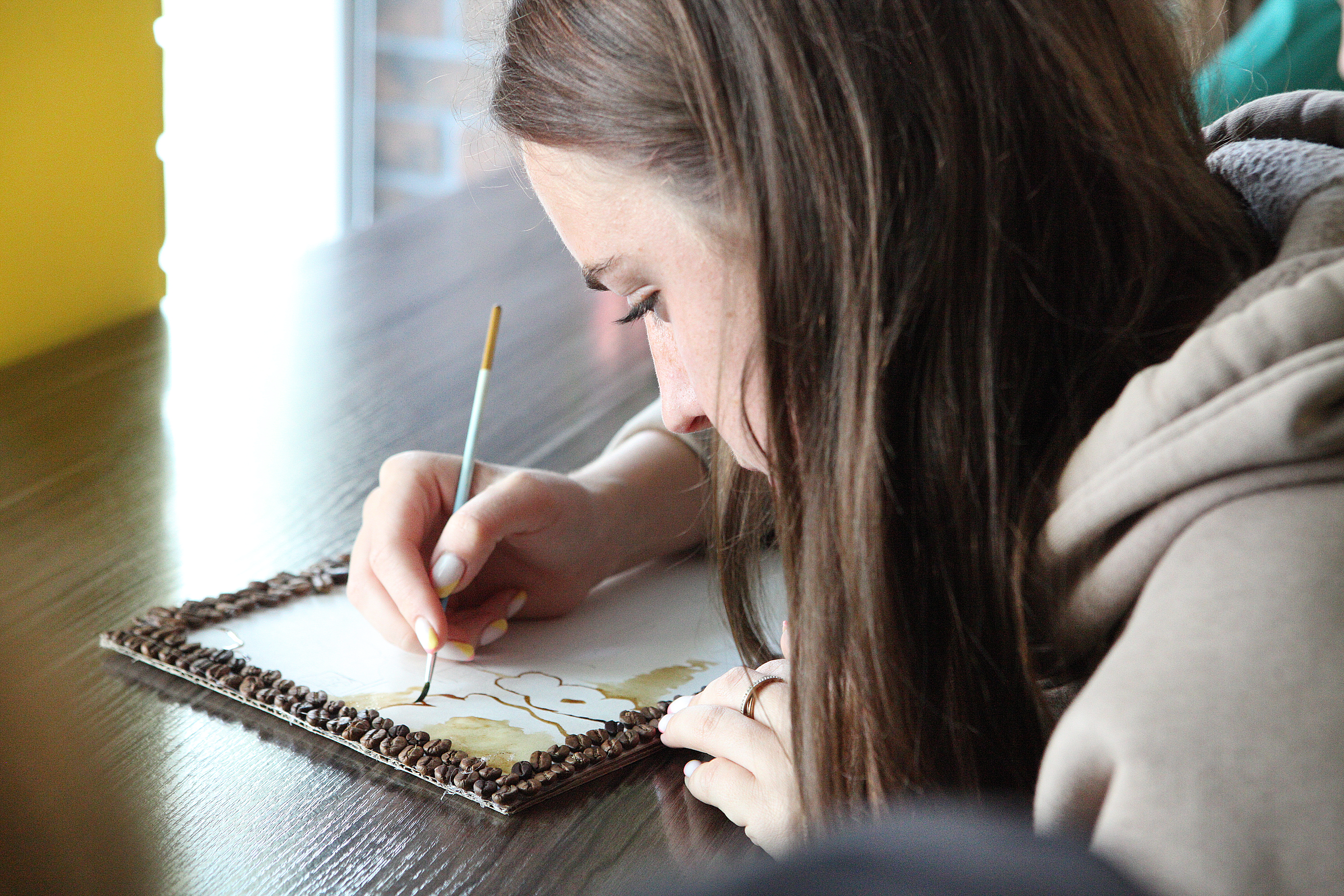 У Вінниці провели безкоштовний майстер-клас: малювали кавою та виготовляли свічки