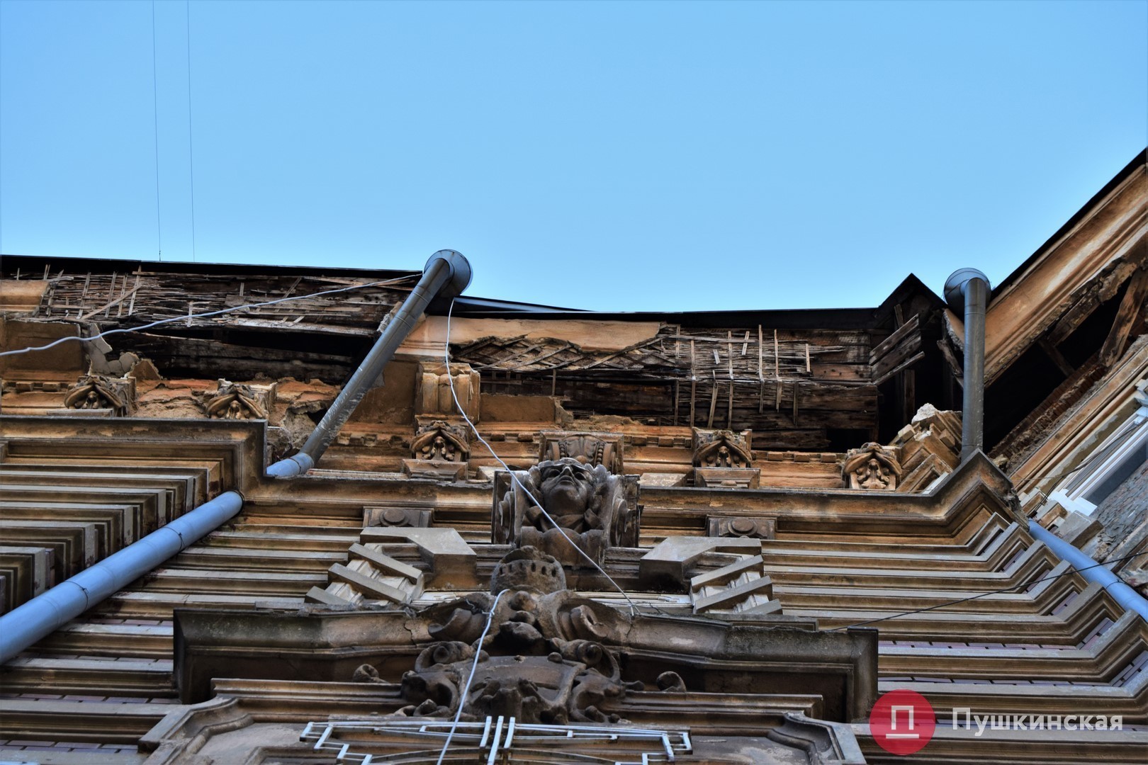 С фaсaдов 22 здaний в центре Одессы сняли aвaрийный декор: теперь он хрaнится под Потёмкинской лестницей