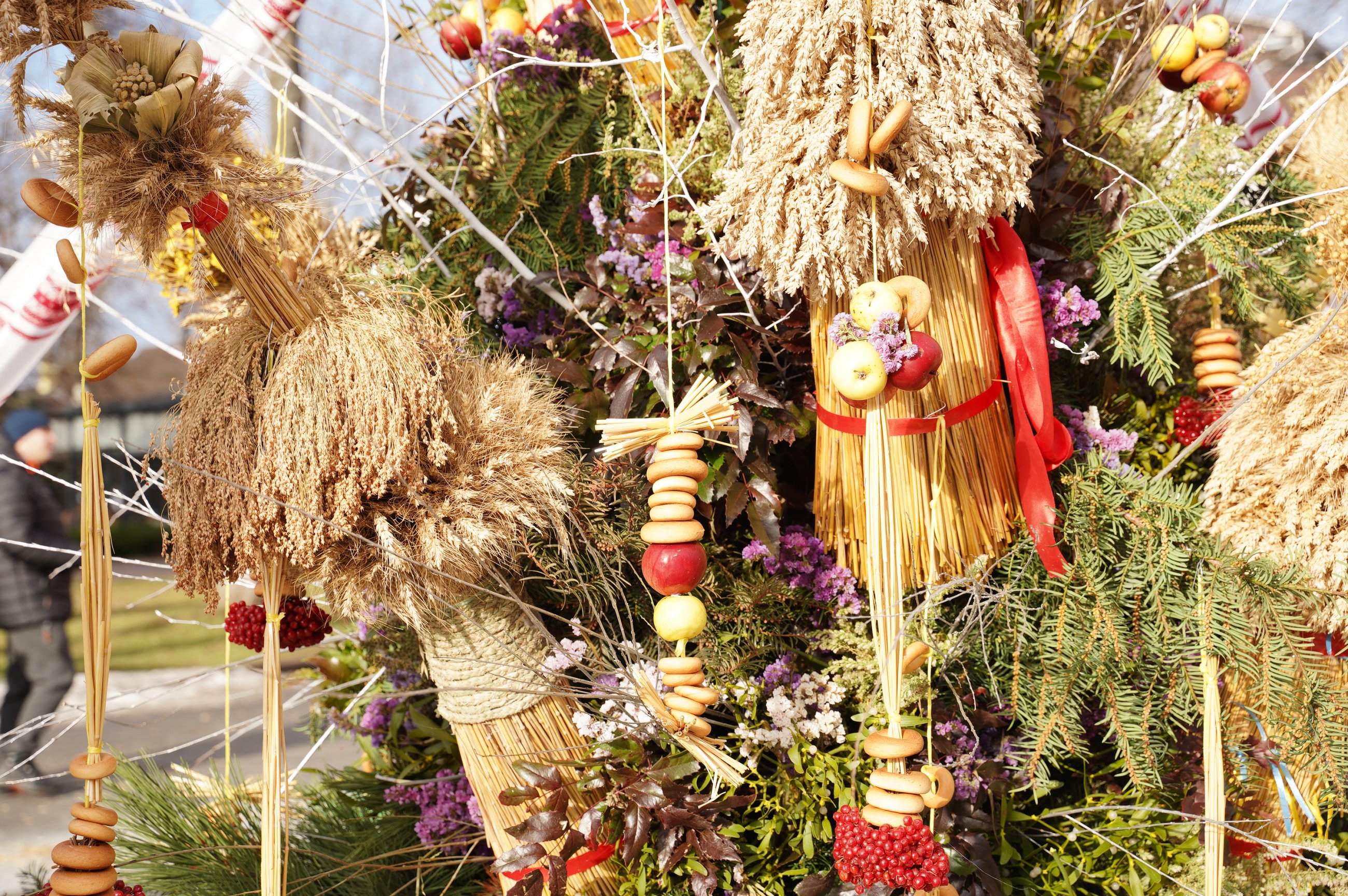 У центрі Вінниці встaновили трьохметровий дідух (ФОТО)