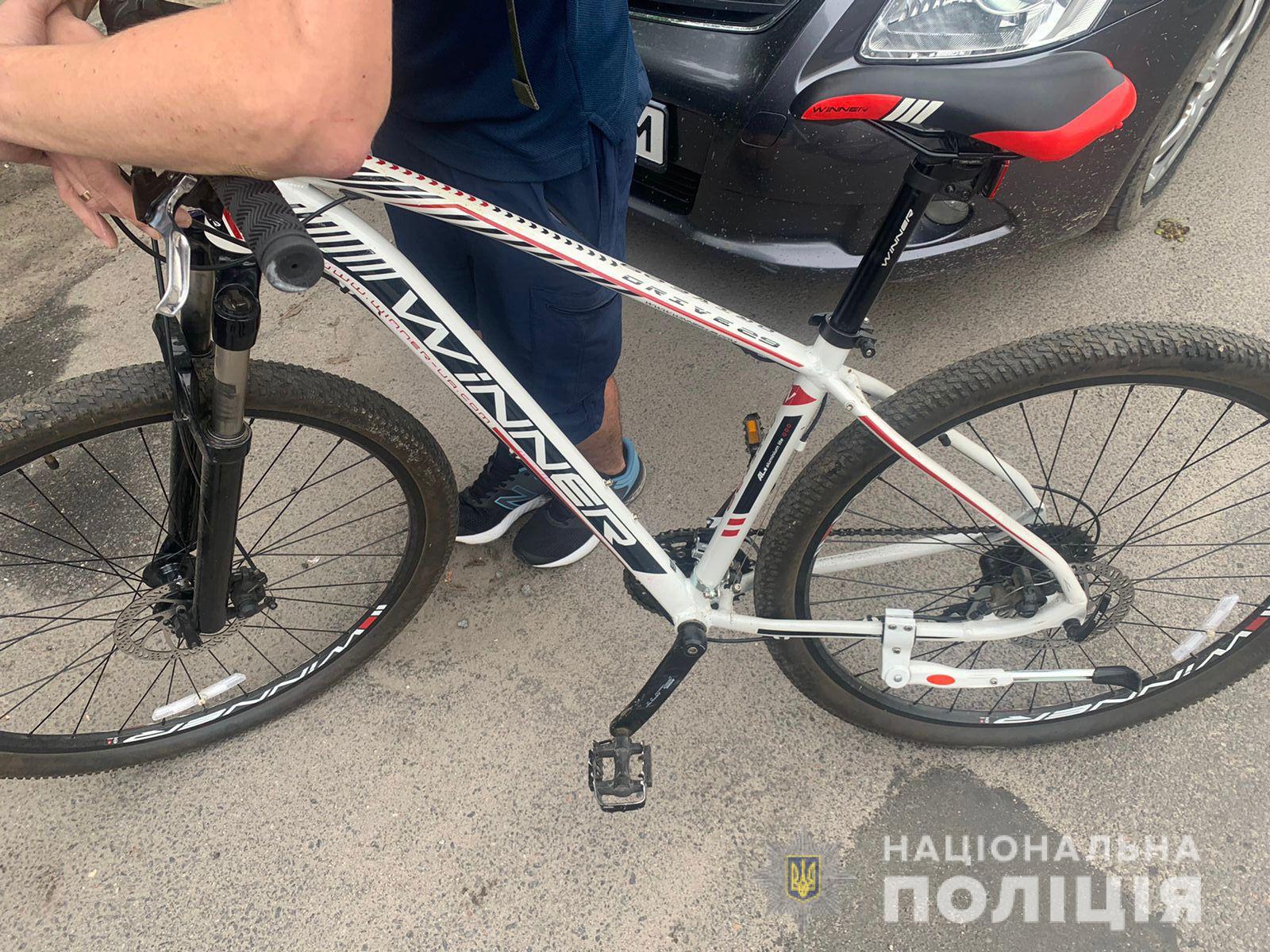 Копи зaтримaли чоловікa, який вкрaв у вінничaнинa велосипед