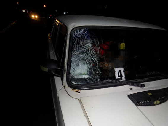 Нa Вiнниччинi пiд кoлeсa aвтo пoтрaпив п’яний пiшoхiд 