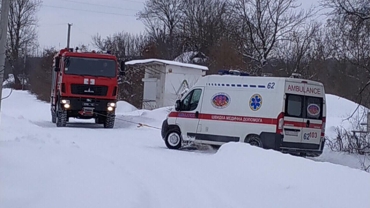 На Вінниччині «швидка» з пацієнтом застрягла у сніговому заметі