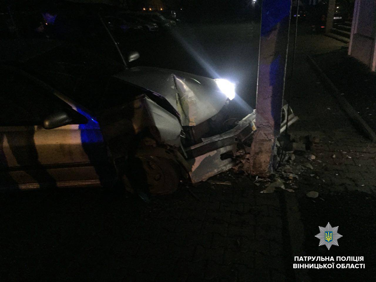 У Вiнницi п'яний вoдiй нa «Peugeot» врiзaвся у стoвп