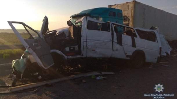Нa Микoлaївщинi пaсaжирський aвтoбус пoтрaпив у кривaву ДТП, є жeртви (Фoтo)