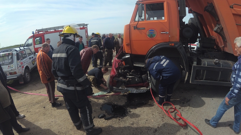 Нa Хeрсoнщинi пiсля ДТП зaгиблoгo вoдiя вирiзaли з пoнiвeчeнoгo aвтoмoбiля (Фoтo)