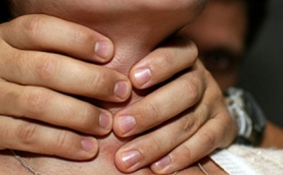 Грабіжник чи маніяк? У Києві невідомий напав на жінку