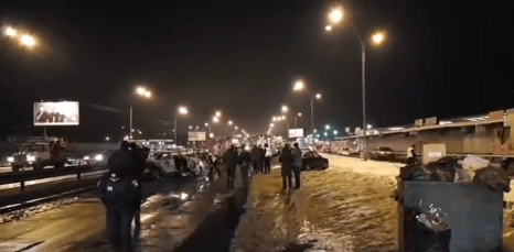 У Києві посеред дороги підірвали гранати, є постраждалі