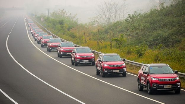 В Китаї 55 кроссоверів взяли участь в параді безпілотних авто (Відео)