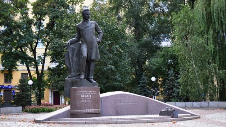 Вандалами, які у Дніпрі розмалювали пам’ятник О. Полю, виявились підлітки