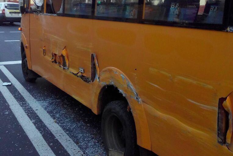 У Чернігові зіткнулися дві пасажирські маршрутки (Фото)