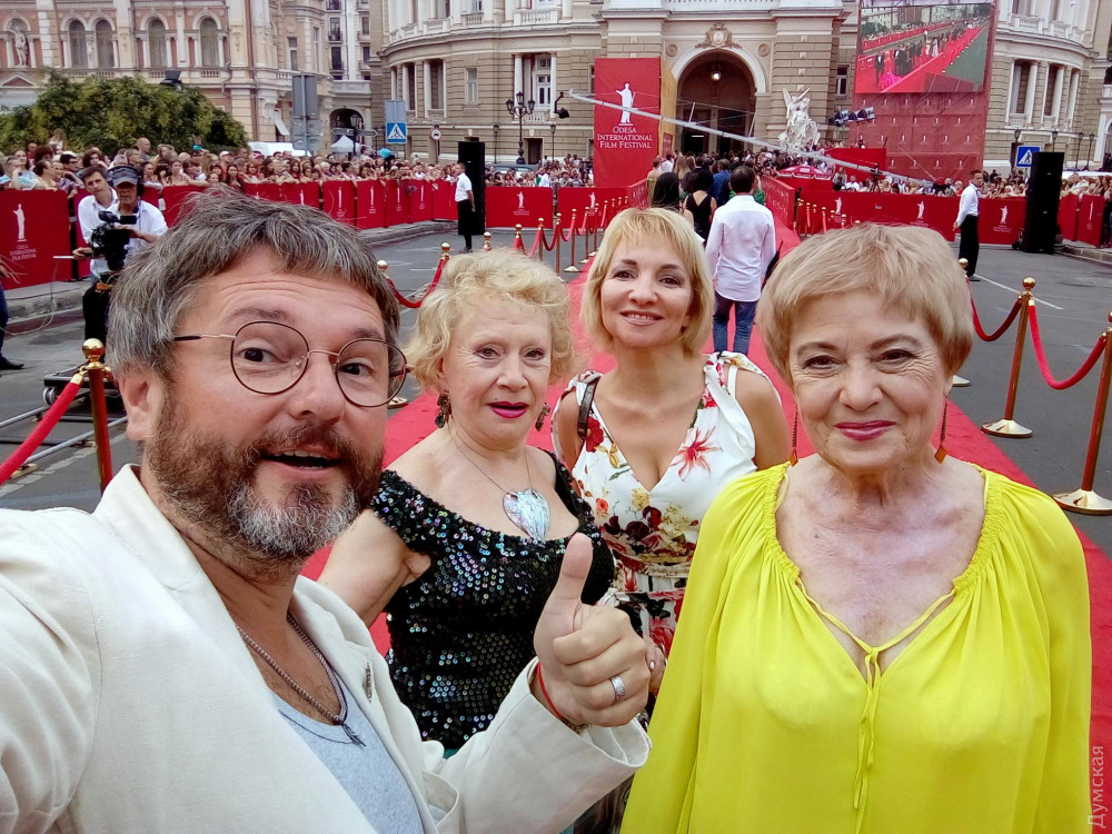 Одесскaя Золушкa: волонтеры осуществили мечту своей подопечной и собрaли ее нa крaсную дорожку ОМКФ  