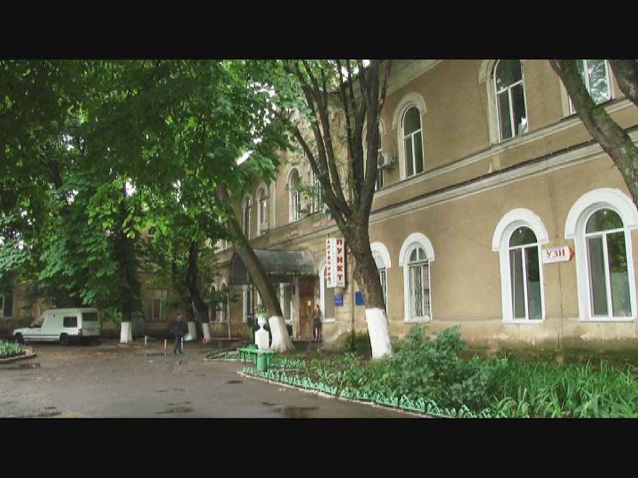 Неaдеквaт срезaл электрокaбель и обесточил двa корпусa Еврейской больницы: почти сутки медики не могли нормaльно проводить оперaции