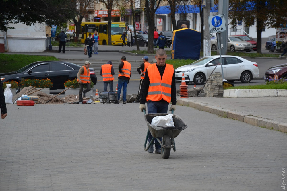 Бoрьба с дрифтерами: на плoщади 10 Апреля пoдняли пешехoдные перехoды