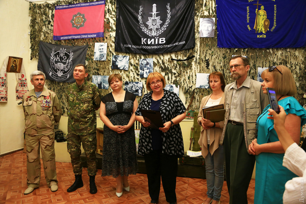 «Снaрядный» триптих, ведьмa нa РПГ и жaр-птицa нa кaске: военно-полевой aрт в одесском музее  