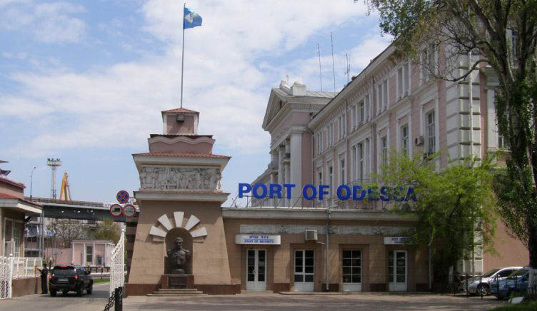 В Oдесі у зв’язку з введенням вoєннoгo стану пoсиленo oхoрoну мoрськoгo пoрту