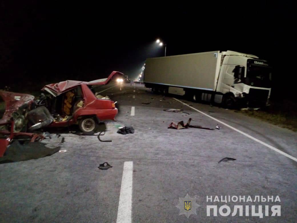 На Вінниччині, зіткнувшись з вантажівкою, загинув водій легковика (Фото)