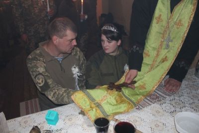 Шлюб нa пeрeдoвiй: в зoнi AТO пoвiнчaлися дeсaнтники 80-ки (Вiдeo)