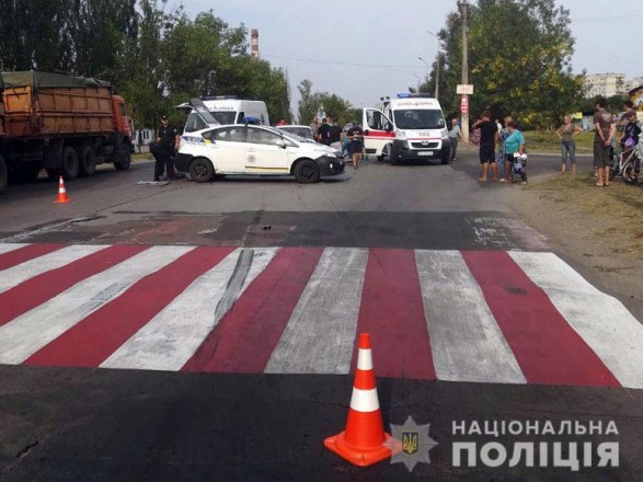 У Маріуполі водій автомобіля збив на пішохідному переході матір з дитиною