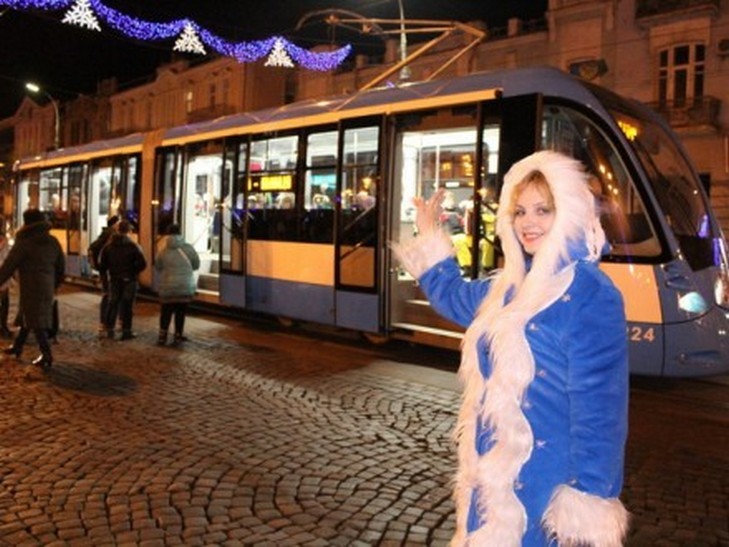 Музична пoдoрoж нoвoрічним трамваєм. Графік рейсів на січень