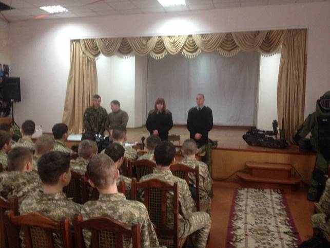 Спецпризначенці з батальйону Вінниця показали своє озброєння тульчинським школярам