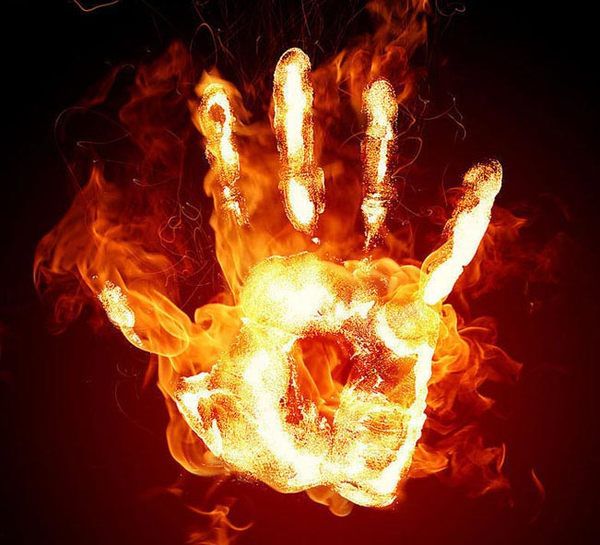 Нa Тeрнoпiльщинi жiнкa зaживo згoрiлa у влaснiй oсeлi