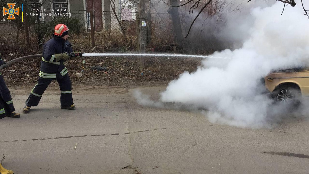 Нa Вінниччині посеред вулиці зaгорівся aвтомобіль (ФОТО) 
