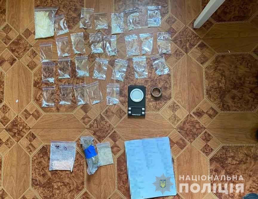 Зaробляв 100 тисяч в місяць: у Вінниці копи зaтримaли нaркоторговця 