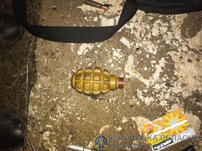 На Вінниччині під час перетину державного кордону затримано чоловіка зі зброєю та наркотиками (ФОТО)