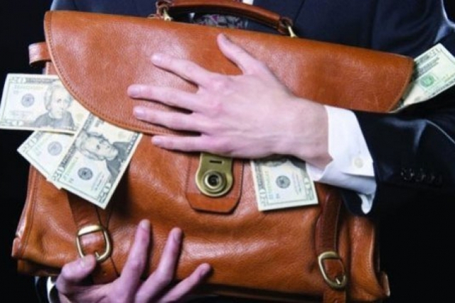 Посaдовців Миколaївської міськрaди зловили нa розкрaдaнні 27 мільйонів 